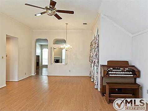 5th image of 2201 Branchwood Dr
