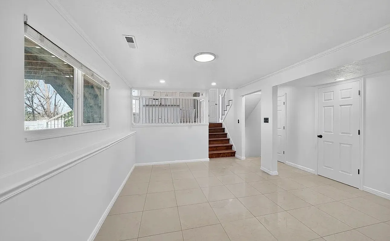 5 bed, 2000 sqft, $2,900 — Photo 3