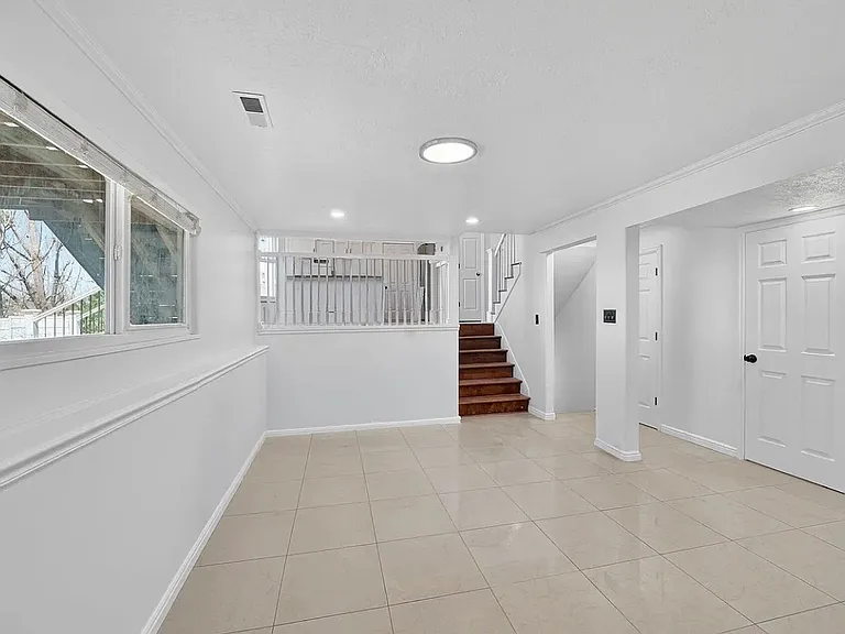 2289 N Sunset Dr W — Photo 3