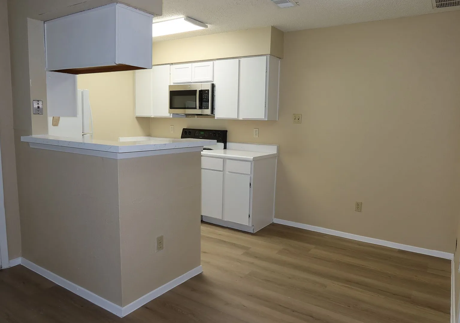 Beautiful Refreshed - 1bd / 1ba - W/D - North Campus - Law School - Engineering - W/D - $995 — Photo 4