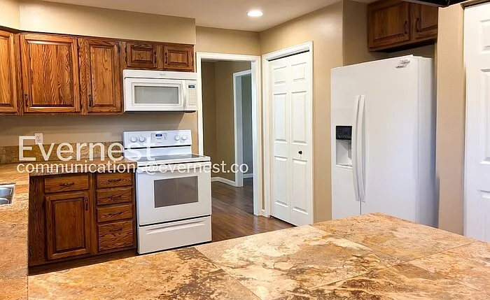 1808 Riverview Dr — Photo 7
