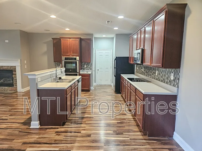 302 Nanny Point Dr — Photo 4