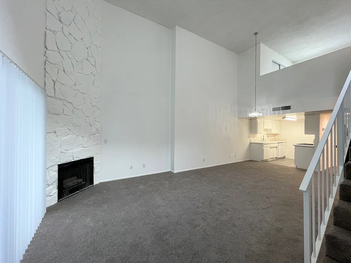 Building Photo - 10926 Huston St #205