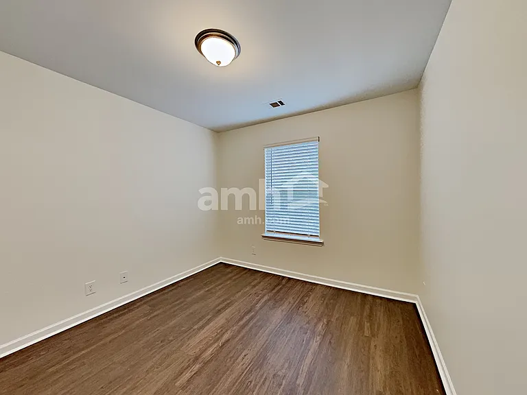 180 Landsdown Xing — Photo 21