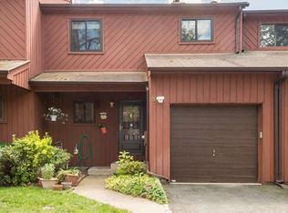 8 Iris Ct, Edison, NJ 08820