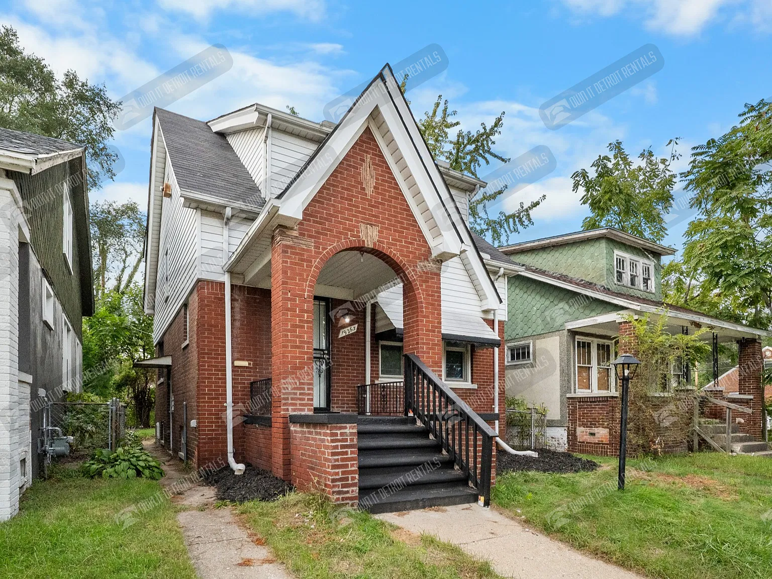 Colonial House 3 Bedroom — Photo 2