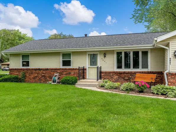 8821 Polaris Dr, Machesney Park, IL 61115