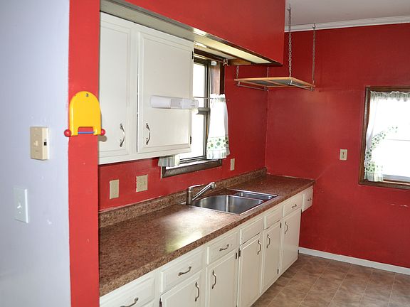 5th image of 604 Hyacinth Ave E