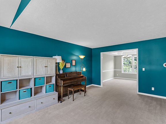 3rd image of 210 Goldenrod Dr