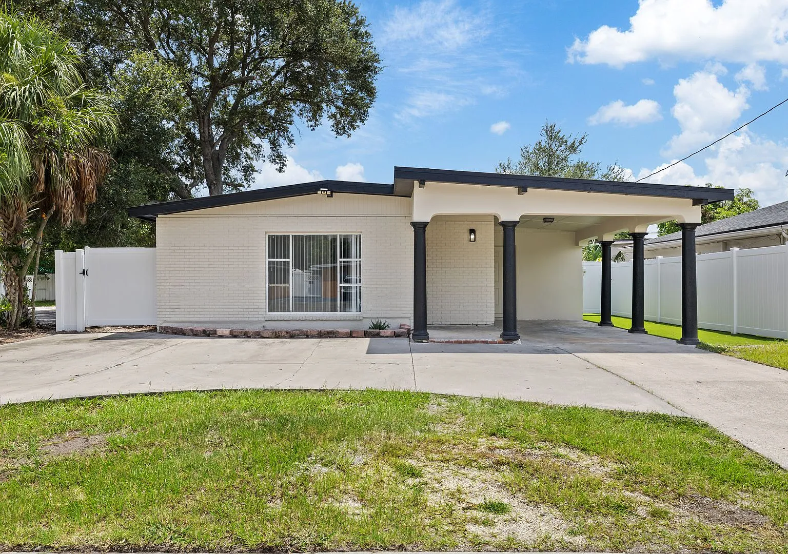 Cozy Single Family Home Available Now! (Utilities Included) — Photo 1