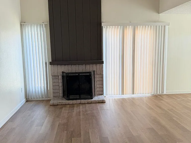 812 Plaza Flora — Photo 11