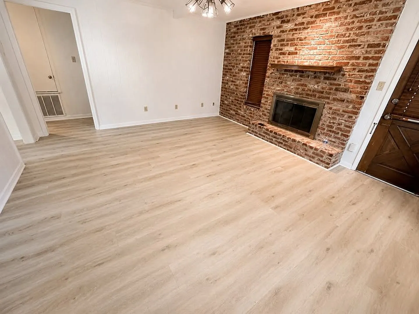2907 Salem Dr — Photo 2