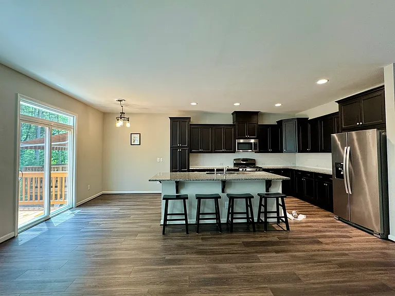 1025 Lathrop Ln — Photo 13