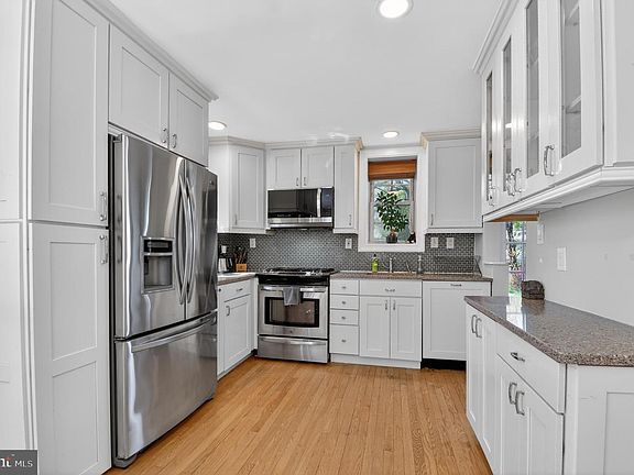 3rd image of 8306 Queen Annes Dr