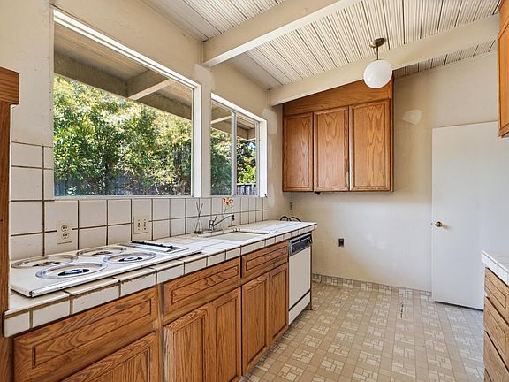 4th image of 579 Wisteria Way