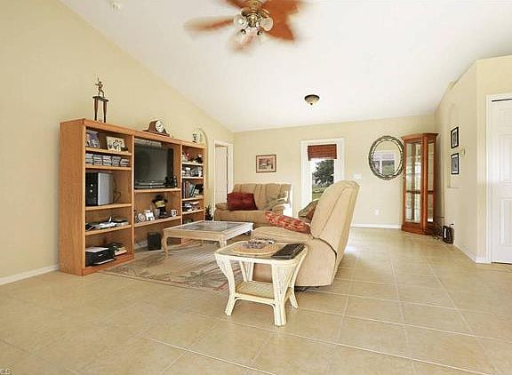 4th image of 1013 SW 34th Ter