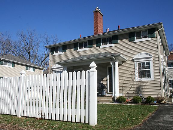 3rd image of 215 Delhi Ave