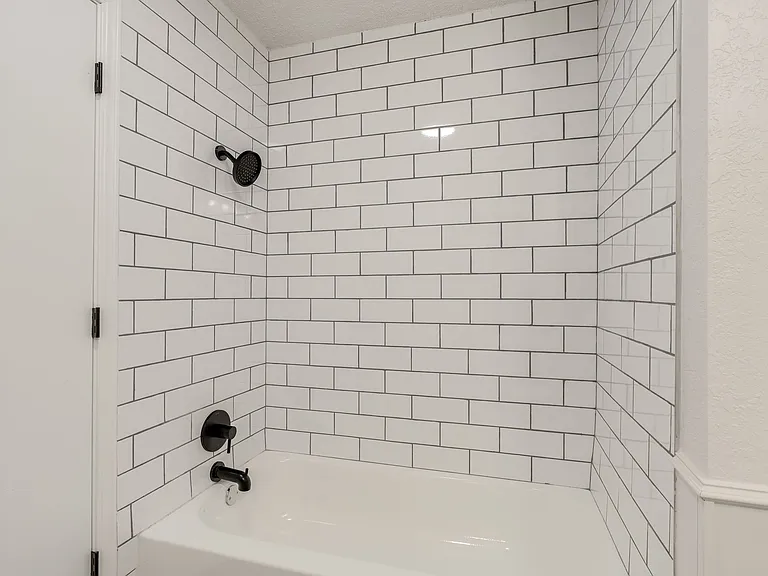 11715 N Francis Ave — Photo 14