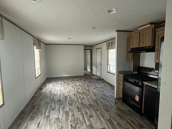 3rd image of 205 Cedar Ln