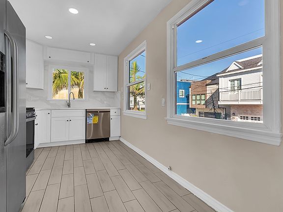 5th image of 16865 Bayview Dr