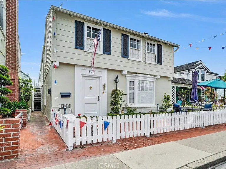 320 Sapphire Ave — Photo 2