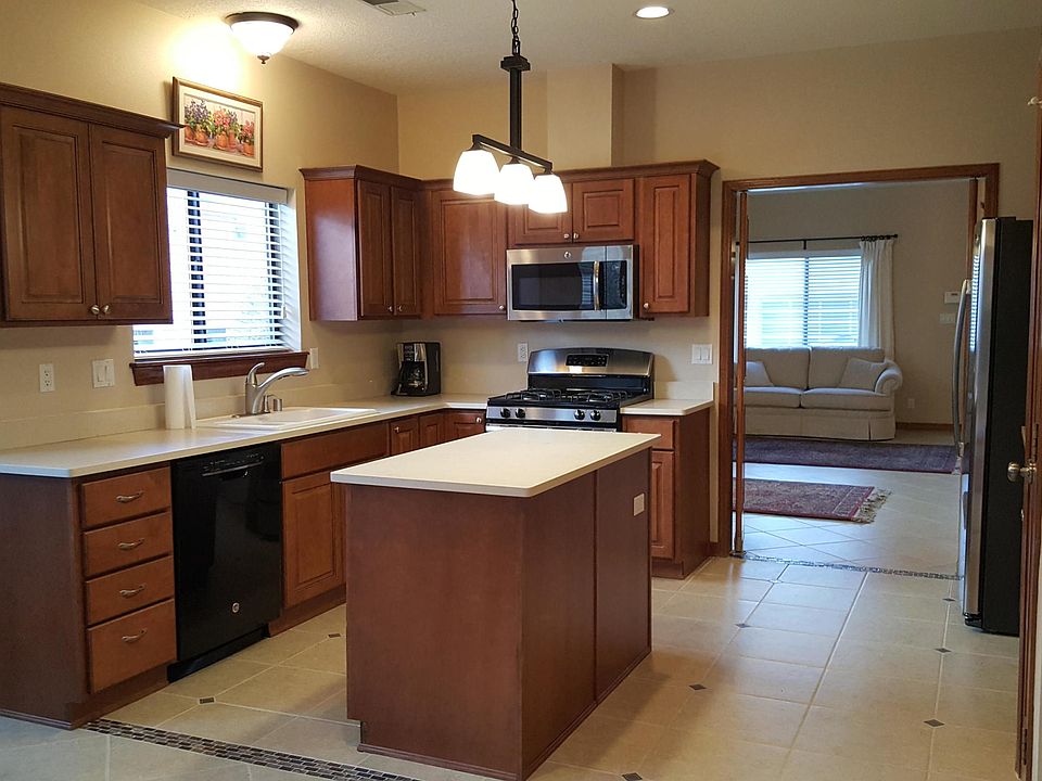 2nd image of 10004 Wellington NE