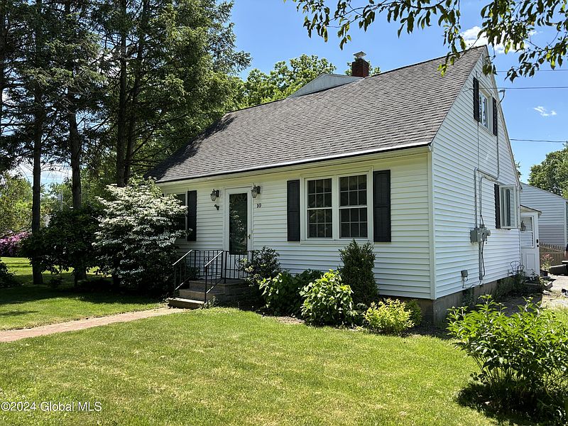 2nd image of 10 Cresthaven Avenue