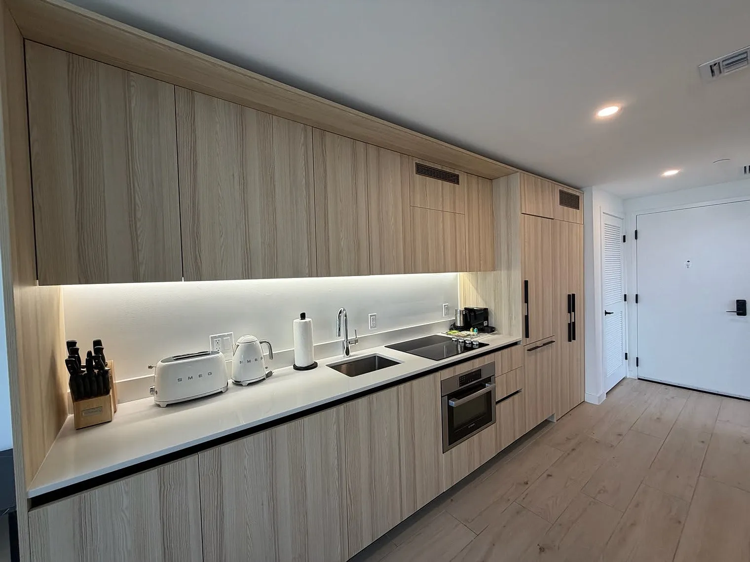 2 bed, 2.0 bath, 688 sqft, $4,437 — Photo 3