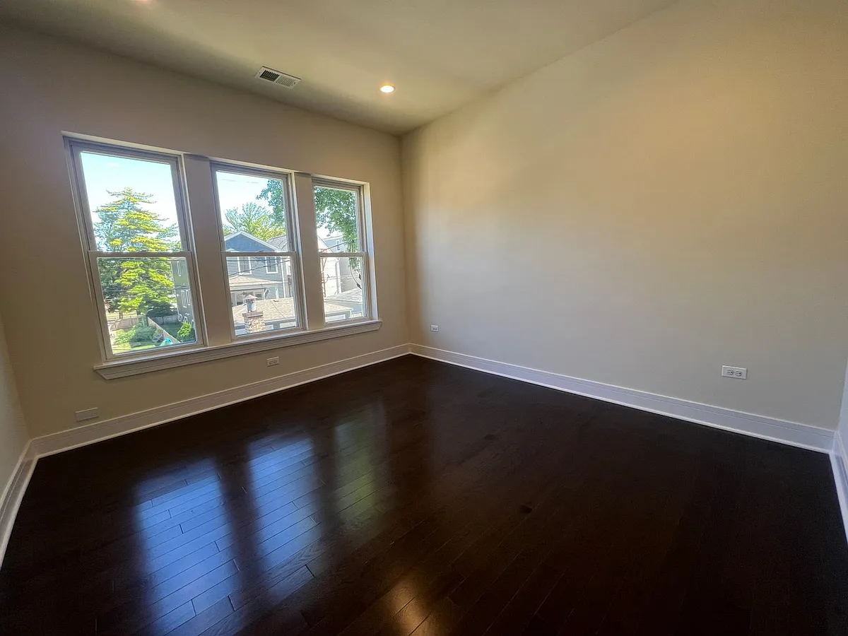 Building Photo - 4931 N Claremont Ave #2W