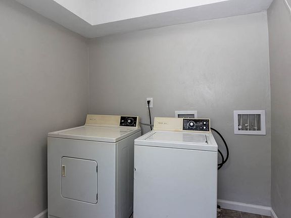 5th image of 3314 Peronne Ave
