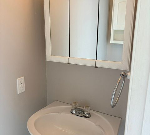 3rd image of 415 Colleen Dr