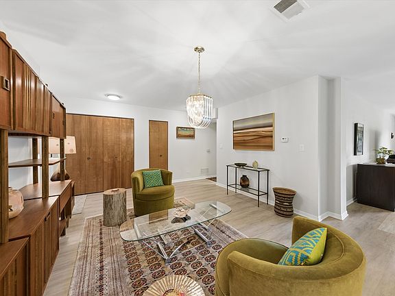 3rd image of 441 N Park Blvd #4I