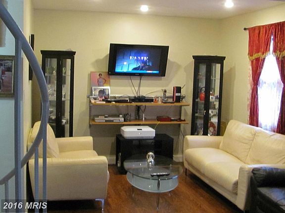 3rd image of 305 N Horners Ln