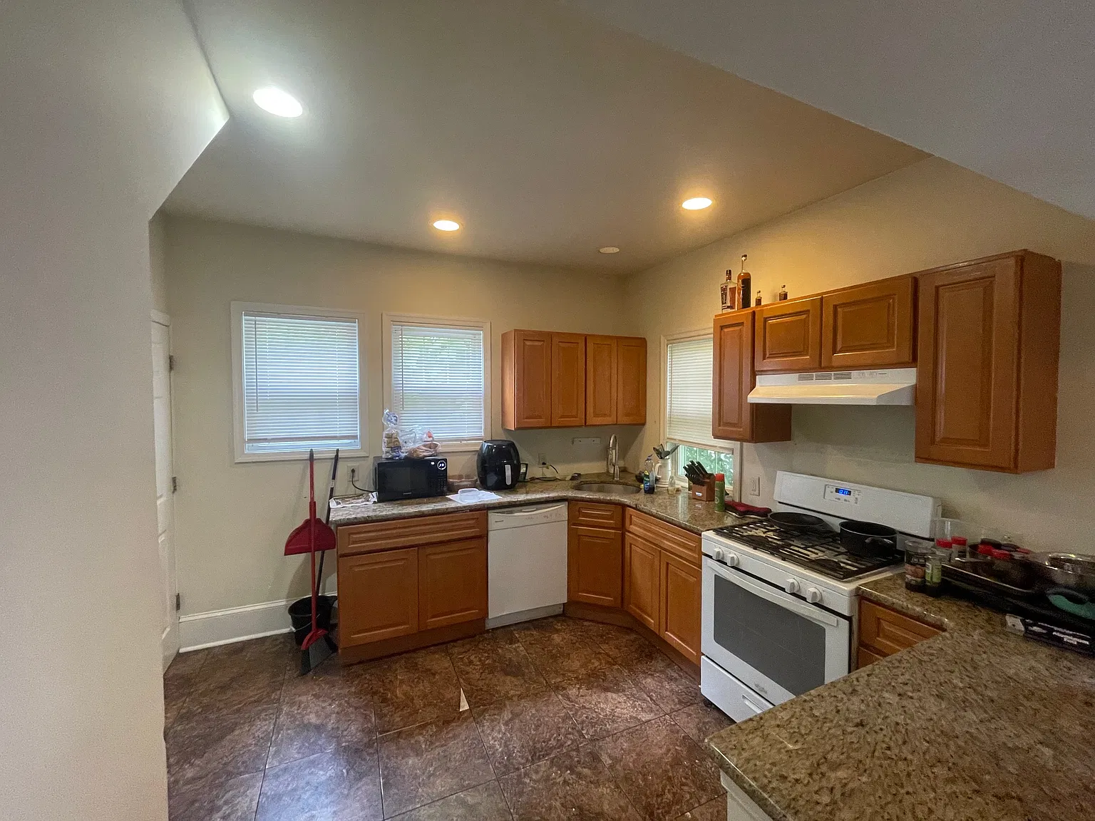 3 bed, 1200 sqft, $2,200 — Photo 4