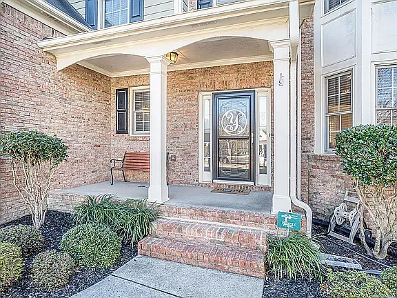 5 bed, 3333 sqft, $2,800 — Photo 2