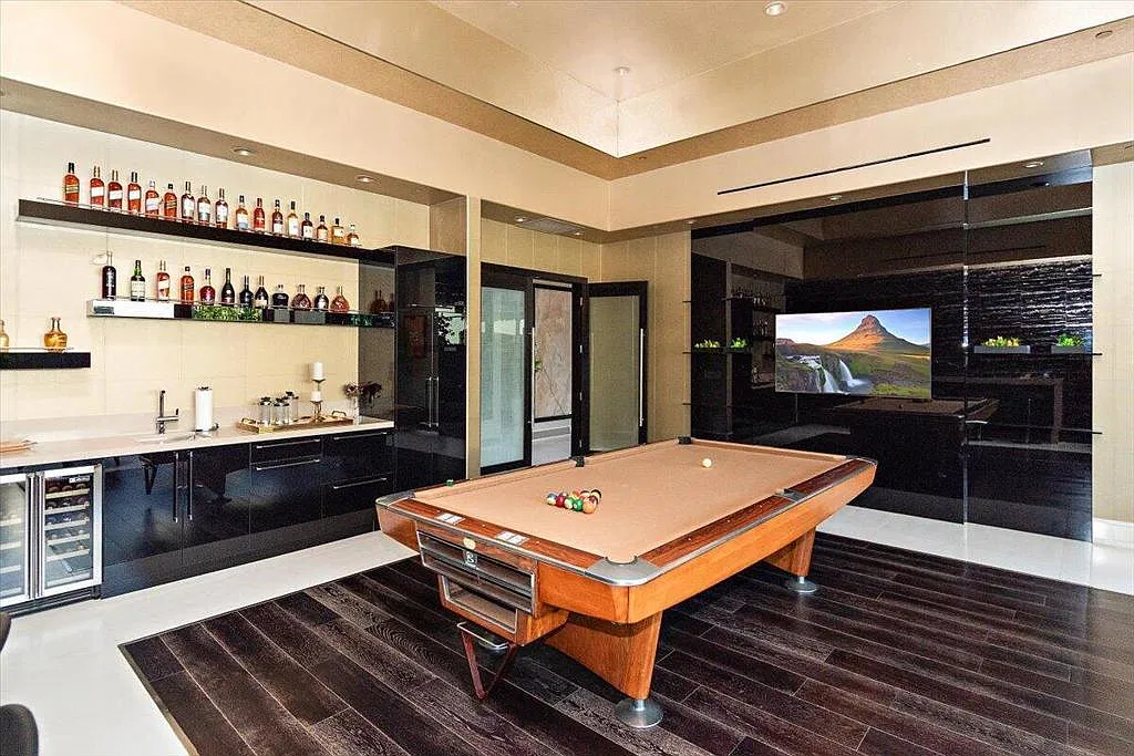 5 bed, 5.5 bath, 6502 sqft, $35,000 — Photo 1