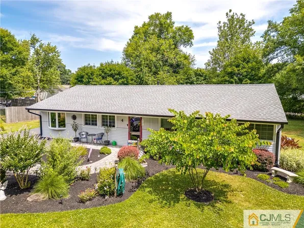 4 Aldrich Rd S, Kendall Park, NJ 08824