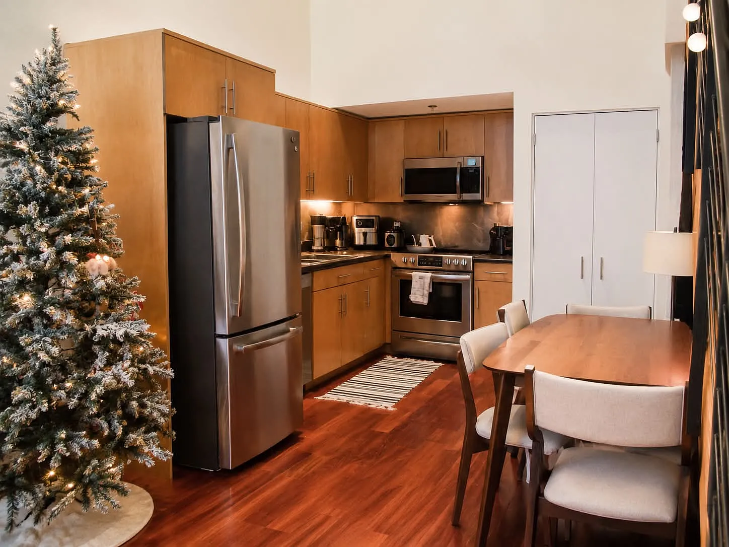1 bed, 905 sqft, $1,950 — Photo 3