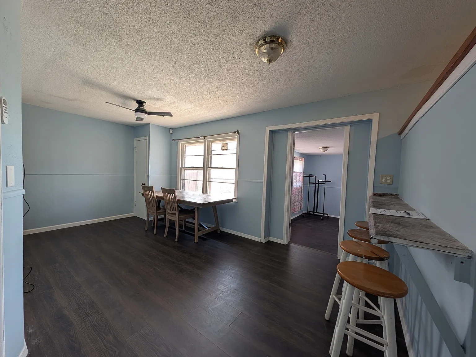 3 bed, 1.5 bath, 1350 sqft, $1,300 — Photo 4