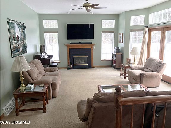 3rd image of 28 Quincy Ln