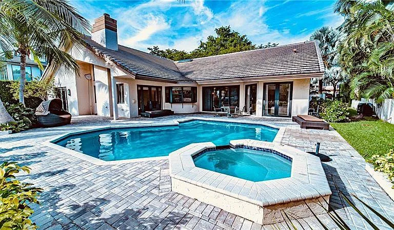 50 Bay Colony Dr — Photo 2