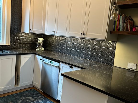 5th image of 902 Ashland Ave