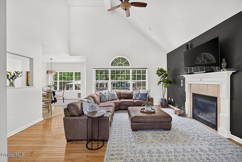 3rd image of 9 Benedict Court
