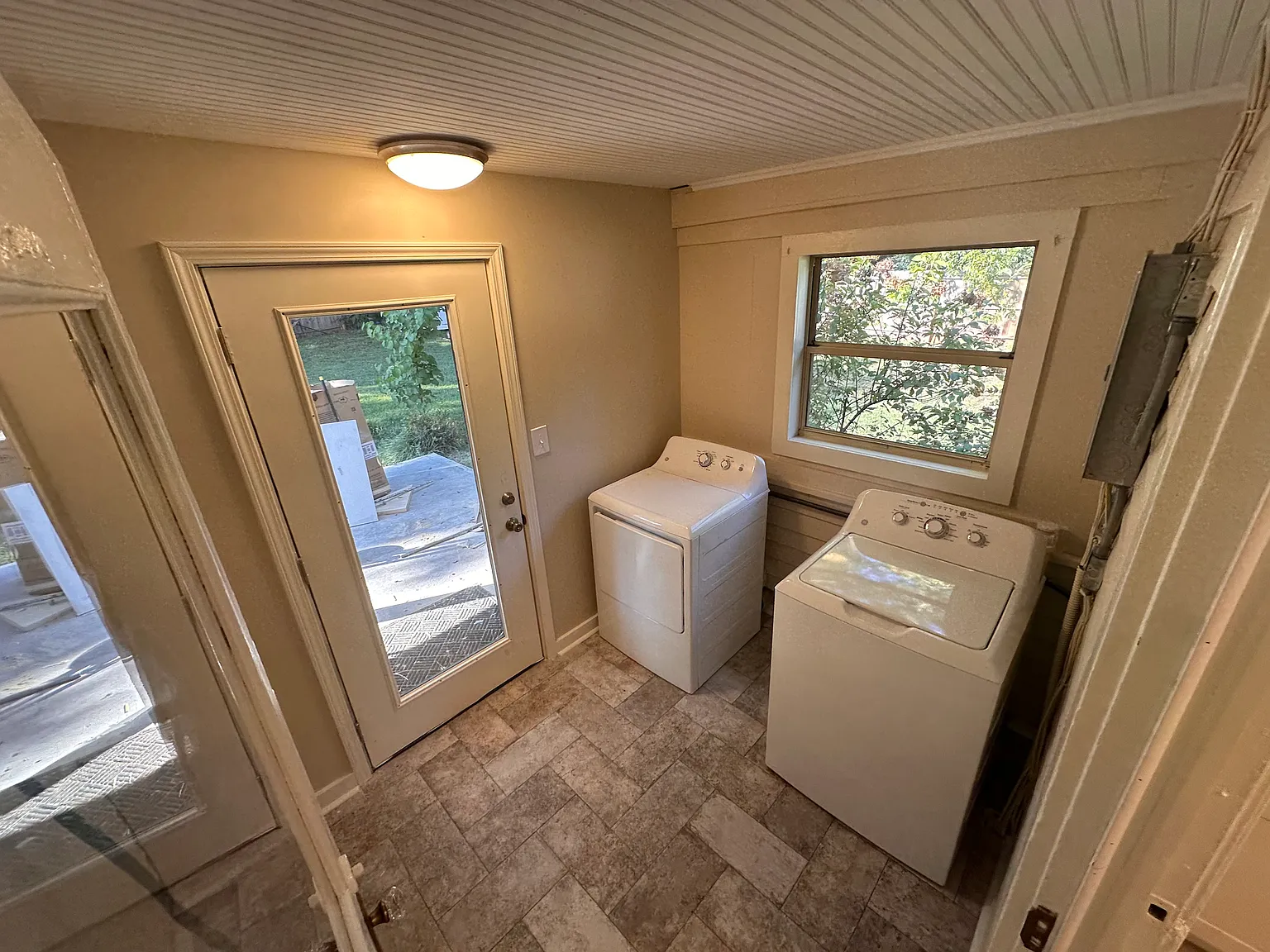 2 bed, 968 sqft, $1,950 — Photo 4