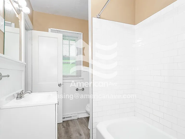 1457490_011_main_bathroom_14.jpg
