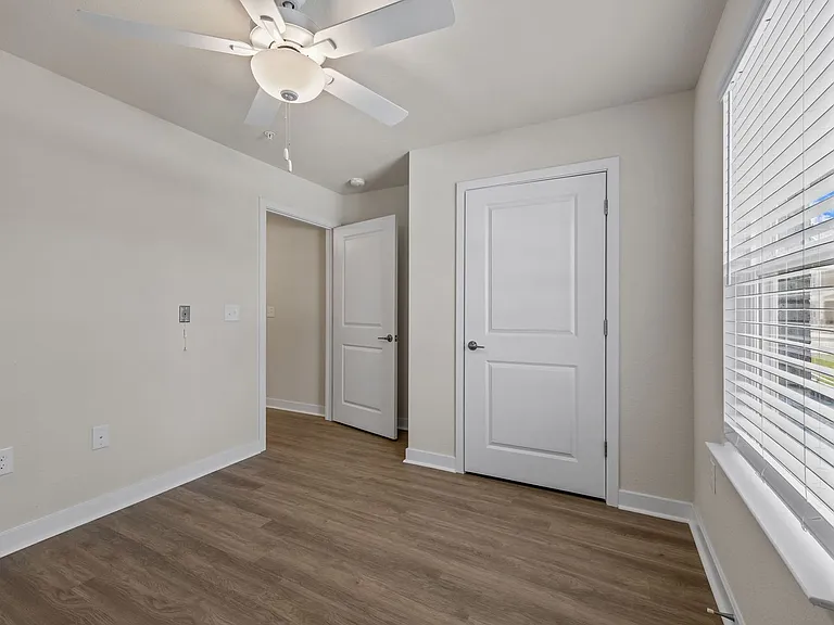 Harbor Village Apartments — Photo 43