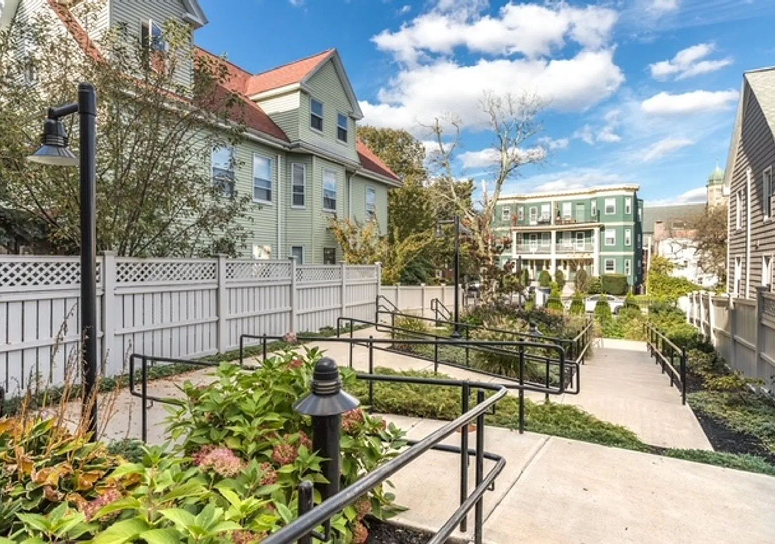 Charming 2 Bedroom — Photo 1