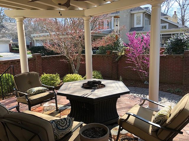 Great covered porch!