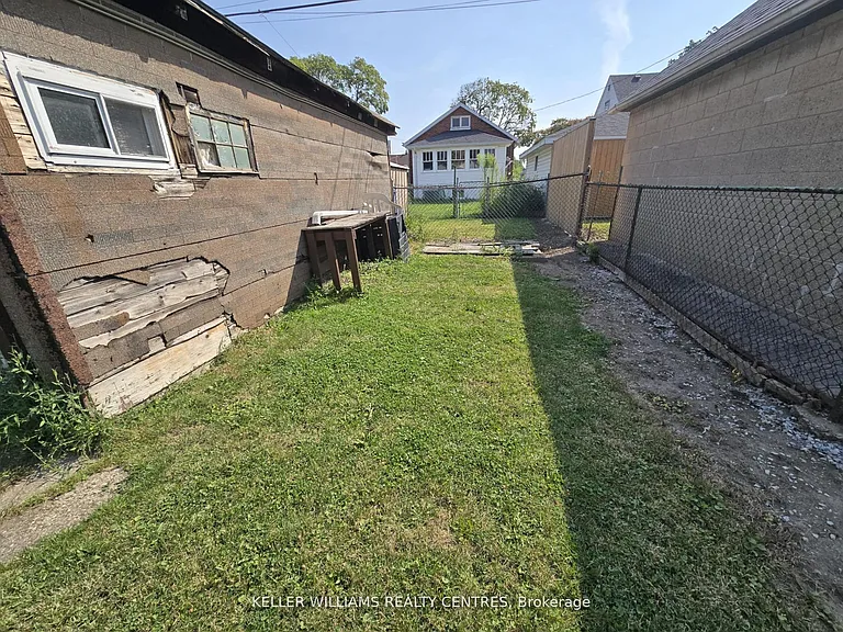 1868 Albert Rd — Photo 12