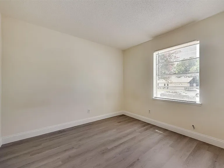1049 Eastwood Dr — Photo 6